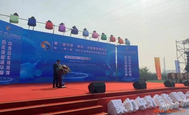 國內外玻璃器皿行業專家、企業齊聚祁縣 國內外玻璃器皿行業專家、企業齊聚祁縣